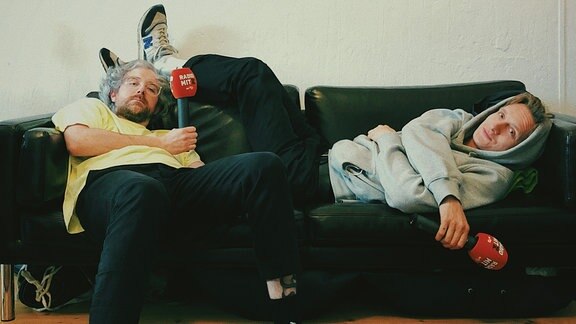 Felix Kummer und Steffen Israel haben sich für die neue Folge von Radio mit K mit ihren Mikros auf der Couch verschanzt.