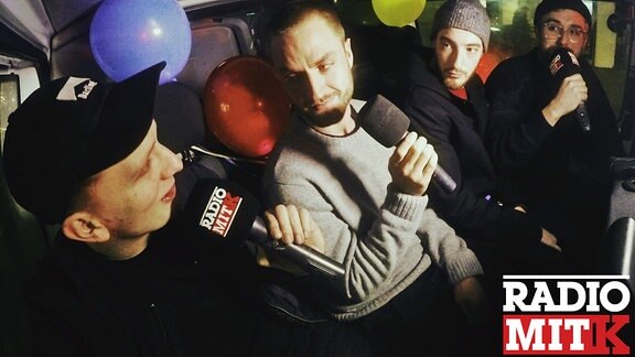 Steffen, Felix, Casper und Maxim fahren Taxi in Berlin.