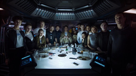 Die Crew des Raumschiffes "Covenant" (Filmszene)