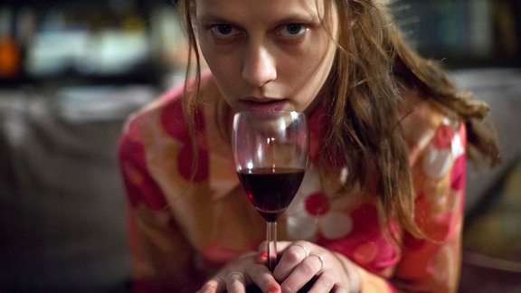 Clare Havel (Teresa Palmer) umklammert ein Weinglas (Filmszene)
