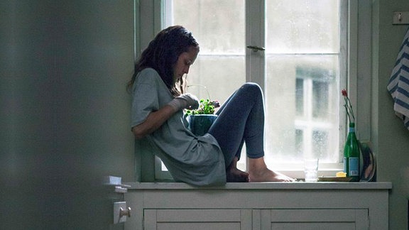 Clare Havel (Teresa Palmer) sitzt auf dem Fensterbrett von Andis Küche (Filmszene)