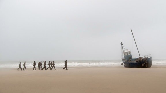 Soldaten am Strand von Dünkirchen (Filmszene)