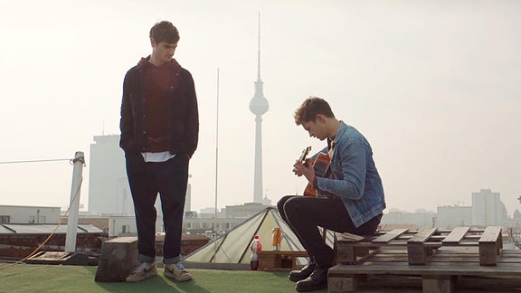 Aaron Hilmer als Cyril (li.) und Damian Hardung als Rick in "Das schönste Mädchen der Welt", im Hintergrund der Berliner Fernsehturm.