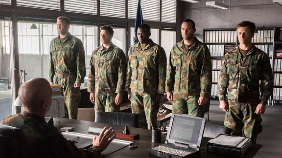 Filmszene aus "Renegades - Mission of Honour", 5 Navy Seals sthen vor ihrem Vorgesetzten