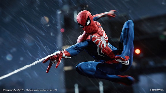 Spider-Man schwebt in der Luft und schießt sein Fangnetzt aus dem Handgelenk, Screenshot aus dem Marvel-Game Spider-Man