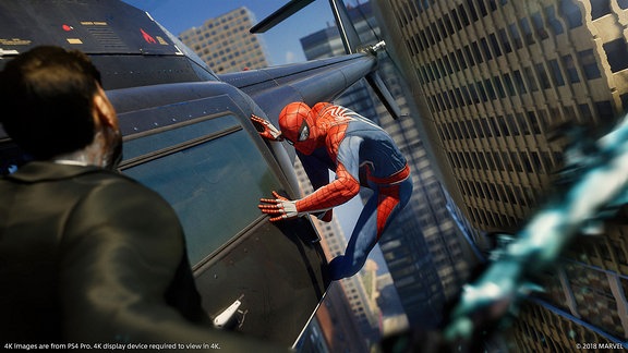 Spider-Man "klebt" an einem fliegenden Hubschrauber, Screenshot aus dem Marvel-Game Spider-Man