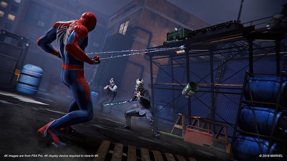 Spider-Man im Kampf gegen zwei maskierte Gegner, Nachtszene, Screenshot aus dem Marvel-Game Spider-Man