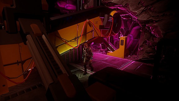 Game "The Persistence", Sequence aus dem Game, eine menschliche Figur läuft durch einen "Maschinenraum" 