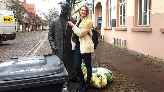 SPUTNIKerin Laura an der Statue von Otto Reutter in Gardelegen
