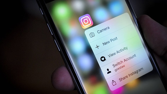 Blick auf Smartphon mit Instagram-App
