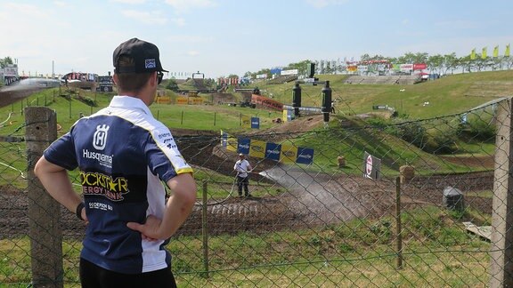 Motocrossfahrer Max Nagel blickt auf die Strecke des Teutschenthaler Kessels.