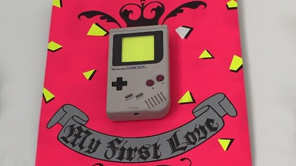 Natürlich hat auch der Nintendo Game Boy einen Platz in Maurice Herz – und in seiner Wohnung.