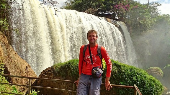 Rico vor tropischer Kulisse mit Wasserfall in Đà Lạt, Vietnam/ Südostasien