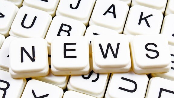 Das Wort "NEWS" in Scrabble-Buchstaben