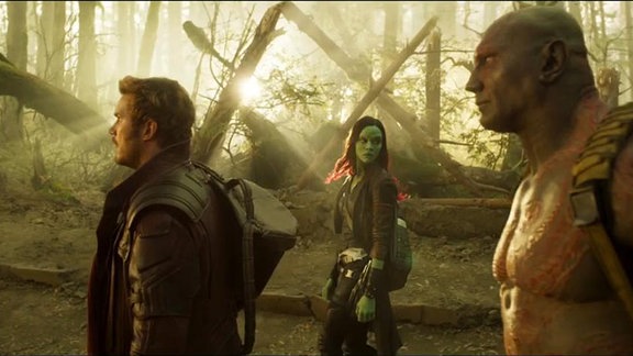 Chris Pratt als Peter Quill/Star-Lord, Zoe Zaldana als Gamora und Dave Bautista als Drax (Filmszene)