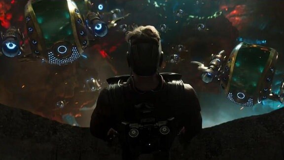 Chris Pratt alias Peter Quill/Star-Lord, sieht sich einer feindlichen Raumschiff-Armada gegenüber (Filmszene)