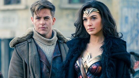Chris Pine als Steve Trevor und Gal Gadot als Diana (Wonder Woman) im Film "Wonder Woman"