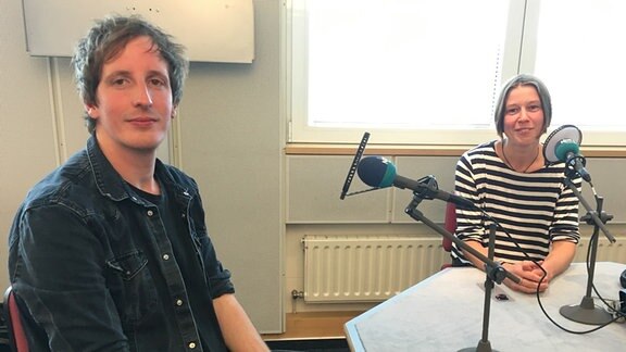 Musikproduzent Christian Löffler im Studio mit SPUTNIK-Moderatorin Anna