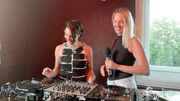 Für die neue Folge Clubperlen trifft Kathi das Kollektiv Women Of Techno, eine reine DJ-Mädels-Crew. Sie alle erzählen, was sie am Landleben schätzen.
