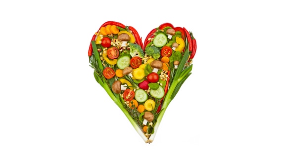 Ein Herz aus buntem Gemüse auf weißem Hintergrund