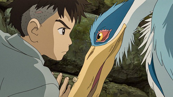 Anime "Der Junge und der Reiher" (2023), ein Junge namens Mahito und der Reiher sind im Profil zu sehen, sie schauen sich an, Anime-Zeichentrick, Director: Hayao Miyazaki 