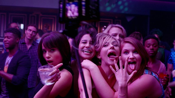 Jess (Scarlett Johansson) und ihre Freundinnen auf einer sehr wilden Party.