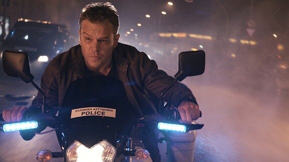 Matt Damon auf einer Enduro der griechischen Polizei