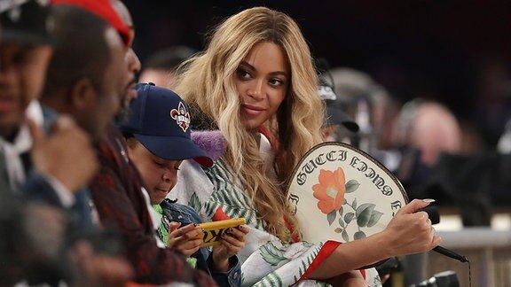 Sängerin Beyoncé als Zuschauerin bei einer Modenschau.