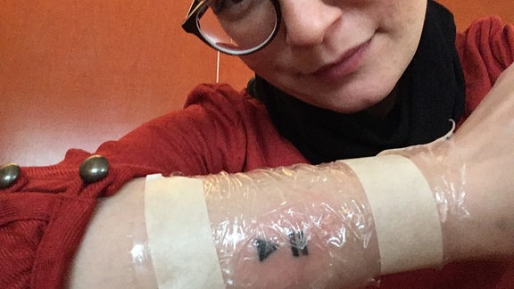 Autorin Lydia ziegt ihr frisches Tattoo.