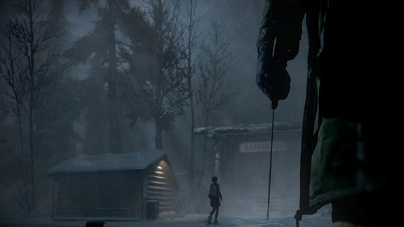 Eine Hütte im Wald und eine großes Holztor mit der Aufschrift "The Blackwood Pines". Eine junge Frau geht auf das Tor zu. Im Vordergrund sieht man eine Hand, die ein Messer hält. 