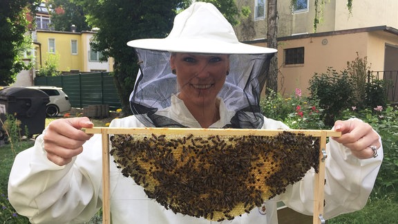 Vanessa macht Honig bei Imker