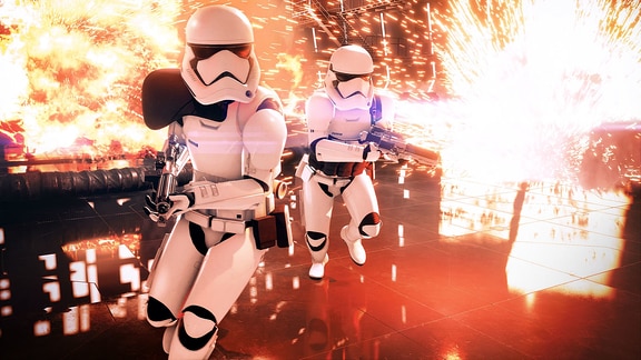 Zwei Stormtrooper aus dem Game "Star Wars Battlefield 2" rennen vor einer Explosion davon.