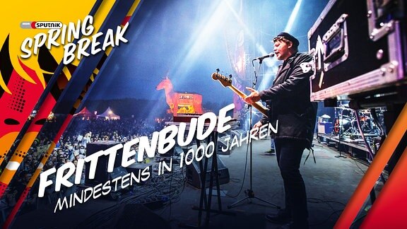 Frittenbude performen ihren Song "Mindestens in 1000 Jahren" auf der Bühne beim SPUTNIK SPRING BREAK 2016