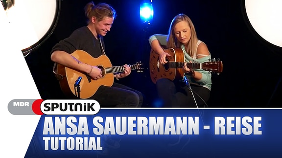 Ansa Sauermann und Kathrin Hammer mit Gitarren im SPUTNIK Studio
